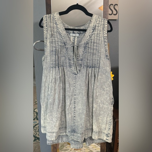 Adorable denim dress with tie front size medium - Picture 1 of 3